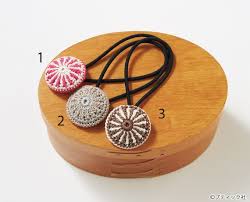 ヘアアレンジに便利なヘアゴムは コンチョボタンをデザインソースにして いろいろな配色で編んでみたくなります ヘアゴム ハンドメイド ビーズ 手作り ヘアアクセサリー かぎ針編み 花 ヘアゴム