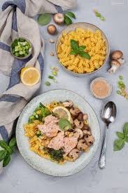 Rezept Lachs Nudel Bowl Bowlrezept Von Cookingcatrin Rezept Rezepte Dillsosse Einfache Gerichte