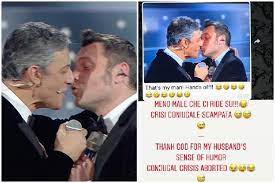 Tiziano ferro si riprende e da dietro spunta il marito censurato. Victor Allen Marito Di Tiziano Ferro Commenta Il Bacio Con Fiorello E Il Mio Uomo Giu Le Mani