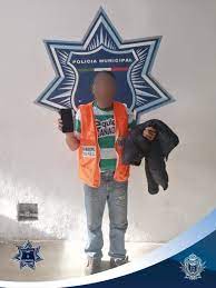 Arrestan a hombre por robar chamarra a una mujer
