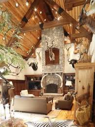 Hunt themed rooms are definitely not for everyone, but the feeling is cozy and warm.perfect for our cool autumn days ahead. 10 Hunting Lodge Themed Living Room Some Of Warmest And Also Nice Too Rustic Hunting Decor Hunting Decor Cabin Decor