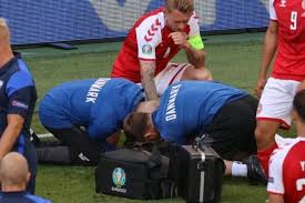 Cầu thủ christian eriksen được đồng đội và đội ngũ y tế sơ cứu để không bị nuốt lưỡi tại sân. Phtzleotgir3m
