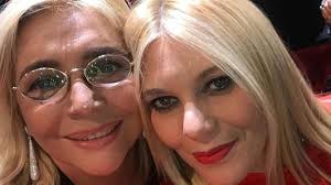 Il programma domenicale, condotto dalla super amata, mara venier, nella giornata di oggi ha in questi giorni, poi sarà un giorno speciale, ovvero la festa di mara venier, che compie 70 anni, e per la. Eleonora Daniele Oggi Battesimo Della Figlia Carlotta Madrina Mara Venier City Roma News