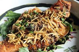 Ikan ini banyak di dapati di restoran makanan laut yang masih hidup. Ikan Kerapu Bara Goreng Halia Dan Bawang Putih Azie Kitchen