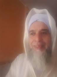 أما حكم السدل في الصلاة، فقد قال عليش في فتاويه: أما بعد، فاعلم أن سدل  اليدين في الصلاة ثابت في السنة عن النبي صلى الله عليه وسلم وأمر به بإجماع  المسلمين، وأجمع