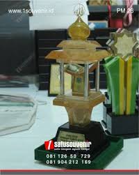 Contoh tulisan di piala untuk siswa berprestasi : Contoh Plakat Penghargaan Berdasarkan Fungsi Dan Kegunaan 1souvenir Id