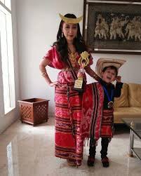 Sedangkan untuk baju adat pria dan wanita serta baju adat anak ntt suku helong memiliki ciri khas tambahan aksesoris atau hiasan bulu pada bagian atas kepala pria. 63 Ide Baju Adat Ntt Pakaian Pengantin Pria Kupang Gaun Bola