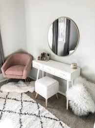 Yuvarlak Ayna Ile Yatak Odasi Dekorasyonu Fikirleri Yatak Odasi Ic Mekan Yatak Odasi Ic Tasarimi Yatak Odasi Dekorasyon Fikirleri