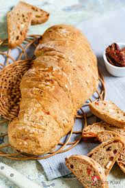 Mediterranes Vollkorn Wurzelbrot Mit Tomaten Oliven Und Fetakase Madam Rote Rube Die Landkuche Rezept Mediterranes Essen Lebensmittel Essen Wurzelbrot