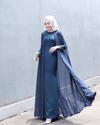 Apa pun rupanya, pilihlah baju bermodel elegan sehingga menambah rasa percaya tapi sebelum membeli, pastikan kain satin yang anda pilih berkualitas bagus, ya. 3 Model Dress Satin Hijab Warna Navy Untuk Gaya Kondangan Super Elegan Semua Halaman Cewekbanget