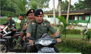 Ketua umum dpp kader muda demokrat aswin ali nasution menjelaskan alasan mengusulkan mooeldoko sebagai pemimpin demokrat. Duh Panglima Tni Moeldoko Tak Pakai Helm Saat Bonceng Motor Kompasiana Com