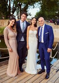 Las dos revistas, que han adelantado a este lunes su publicación, ofrecen un extenso despliegue gráfico. Diego Matamoros Asi Es Su Relacion Familiar Un Ano Despues De Su Boda