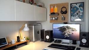 Watch the video explanation about my macbook pro desk setup! Macrumors Com A Twitter Macrumors Videographer Danbarbera Shares His Mac Desk Setup And Favorite Apple Accessories Check It Out Https T Co Llxlpvznhd Https T Co O9pgznfxou