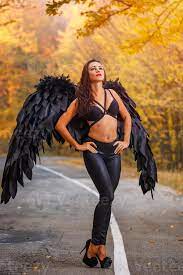 linda mulher com asas negras na floresta de outono 6058462 Foto de stock no  Vecteezy