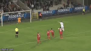 Una leyenda entre lo genial y lo tramposo. Gif Falla El Penalty Pero Marca Despues Con La Chilena Del Siglo