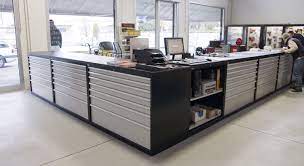 Bancone Reception Scelto Per L Arredamento Del Negozio Di Utensileria Pro Store A Padova Si Tratta Della Arredamento Industriale Arredamento Armadi Metallici