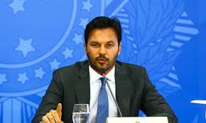 Ele anunciou o resultado em suas redes sociais e informou que, apesar de estar com a doença, se sente bem. 8ynioqkhu1bp8m