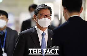 이용구 법무부 차관이 택시기사 폭행 사건 6개월 만에 19시간여에 걸친 경찰 조사를 받았다. íƒì‹œìš´ì „ì‚¬ í­í–‰ í˜ì˜ ì´ìš©êµ¬ ì°¨ê´€ ê²€ì°° ì¶œì„ ë„¤ì´íŠ¸ë‰´ìŠ¤