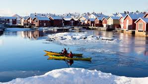 Facing waves host, ulrika larsson, is sea kayaking in the stunning bohuslän archipelago in winter, where she has the entire archipelago to herself under stun. Ganzjahrig Paddeln In Bohuslan