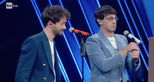 Martedì sera il gruppo bolognese ha portato un'anziana ballerina sul palco, presentando la canzone una vita in vacanza. Sanremo 2021 Abiti Lo Stato Sociale Quarta Serata Festival Stilista Look