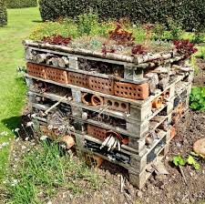 Nachhaltigleben On Instagram Das Funfsternehotel Unter Den Insektenhausern Biodiversitat Fodern Geht Aber Permakultur Garten Umgraben Gartengestaltung
