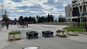 Adevărul este că de fapt parcarea pe trotuar nu a fost permisă niciodată, toată povestea se datorează atașamentul pe care îl au șoferii pentru folclorul românesc și unei interpretări greșite a textelor de lege. Ion Ceban In Scuarul Circului Nu Mai Este PermisÄƒ Parcarea MaÈ™inilor Stiri Md Stiri Md