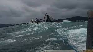 صفاقس بالصور غرق مركب صيد في عرض البحر outdoor waves water