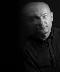 Entendiendo a Frank Stella, el pintor que minimizó el arte: "Un cuadro es  una superficie plana con pintura, nada más"