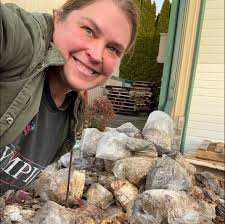 Transforming trash into handicrafts for my garden