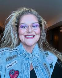 Hair stylist near Centennial Hills for blonde highlights