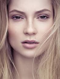 Photo of fashion model Hannah Dodd