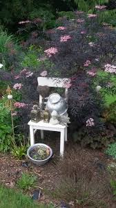 Alter Stuhl In Neuer Umgebung Garten Deko Garten Deko Ideen Gartendesign Ideen