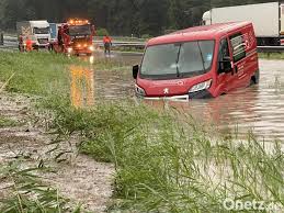 Von albert schäffer, münchen, und reiner burger, düsseldorf. Unwetter In Bayern Uberschwemmte Autobahn Und Schnee Onetz