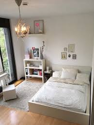 Lichtdurchflutetes Schlafzimmer Mit Weissem Holzbett Und Dielenboden Schlafzimmer Einrichtung Bedroom Holz Schlafzimmer Einrichten Zimmer Zimmer Einrichten