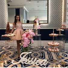 Las decoraciones en rojo añaden el colorido espléndido a tu fiesta de 15 años, que a veces son combinadas con el tema de hollywood, casino o uno romántico. Top De Colores Para Decorar Fiestas 2019 Con Prediccion Del 2020