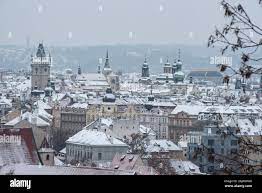 La Ciudad Vieja De Praga En Invierno Durante La Epoca De Navidad Cubierto Por La Nieve Fotografia De Stock Alamy