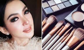 Mulai dengan moisturiser untuk melembapkan kulit kamu dan jangan lupa. Cara Makeup Simple 7uplagi Com