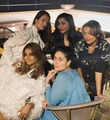 Kareena Kapoor Khan Reunites With Her Bffs Malaika Arora And Amrita Arora Shares A Picture On Instagram Bollywood News Bollywood Hungama Reading the caption current state of mind.toes on point #balletstyle #freeurmindandtherestwillfollow the pic received huge response of her followers with over hundred of. kareena kapoor khan reunites with her