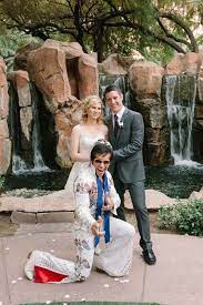 A Garden Elopement With Elvis Flamingo Las Vegas Little Vegas Wedding Flamingo Las Vegas Vegas Wedding Las Vegas Wedding Venue