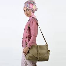 Model hijab yang terinspirasi dari pakaian stylish terlihat cantik di panggung peragaan busana dalam beberapa waktu terakhir. Tas Selempang Koleksi Tas Wanita