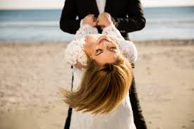 Stiati ca in s.u.a, new york, nu este considerat ilegal sa iti expui sanii in public, daca nu o faci pe bani? Sesiuni Foto Trash The Dress La Mare Prezentate Prin 25 De Imagini Superbe