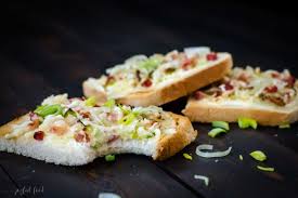 Express Flammkuchen Toast Knusprig Lecker Joyful Food Rezept Flammkuchen Toast Rezepte Flammkuchen
