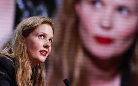 Cannes : la Palme d'or Justine Triet charge le gouvernement, la ministre de  la Culture « estomaquée »