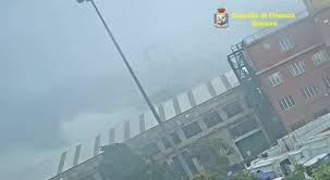 Jun 25, 2021 · la procura di genova ha chiesto il rinvio a giudizio per 59 persone per il crollo del ponte morandi (dal crollo alla ricostruzione), avvenuto il 14 agosto del 2018 e in cui hanno perso la vita 43. Genova Ecco Il Video Secretato Del Crollo Di Ponte Morandi Video Rai News