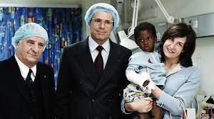 A la mort de son père, conformément à la constitution, il monte sur le trône puisque son frère aîné n'a pas d'enfant. Lambert Wilson In Palais Royal