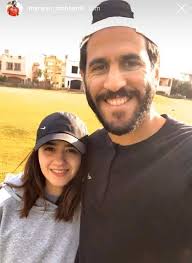 أصبح مهاجم النادي الأهلي ومنتخب مصر الأول مروان محسن يعاني بشكل كبير بسبب الأنتقادات والهجوم العنيف الذي يتعرض له في الفترة الأخيرة بسبب مستواه الضعيف داخل الملعب وقلة عدد الأهداف التي يقوم بتسجيلها. Ù…Ø±ÙˆØ§Ù† Ù…Ø­Ø³Ù† Ùˆ Ø²ÙˆØ¬ØªÙ‡ Ø¹Ø§Ø±Ù Ø£Ù† Ù…Ø­Ø¯Ø´ Ø§Ù„Ø§Ù‡Ù„Ù‰ ÙÙˆÙ‚ Ø§Ù„Ø¬Ù…ÙŠØ¹ Facebook