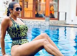 Find malaika arora latest news, videos & pictures on malaika arora and see latest updates, news, information from ndtv.com. Malaika Arora Poses By The Pool As She Holidays In Goa With Arjun Kapoor Bollywood News Bollywood Hungama