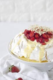 Pavlova Mit Holunderbluten Curd Und Erdbeeren Sweets Lifestyle Rezept Pavlova Einfacher Nachtisch Kuchen Und Torten