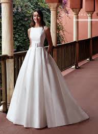 Vestido de bodas con hileras de perlas. Vestidos De Novia Manu Garcia