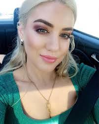 Melissa Paradise's Instagram, Twitter & Facebook